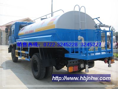 東風(fēng)145灑水車,平頭帶臥,康機(jī)160馬力.裝水8-10噸.前沖后灑,側(cè)噴,后置工作臺(tái).銷售熱線:13908665336